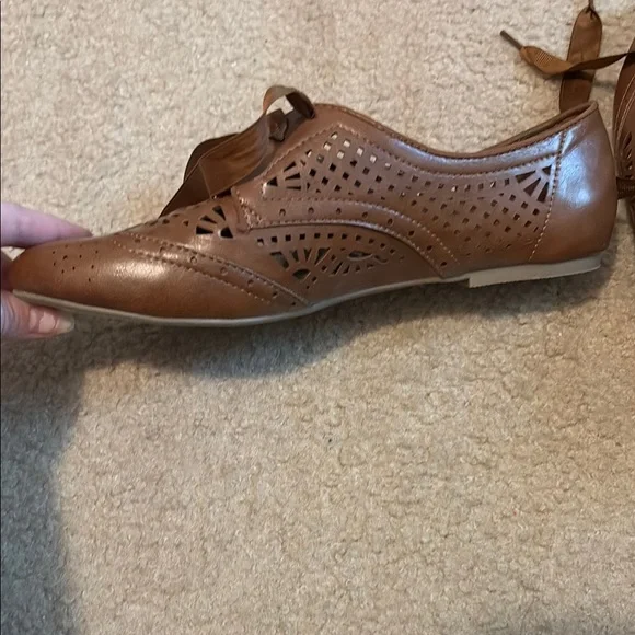 NWOT Steve Madden Women's 8 Brown Perforated Loafers/ Wingtips - Picture 2 of 3